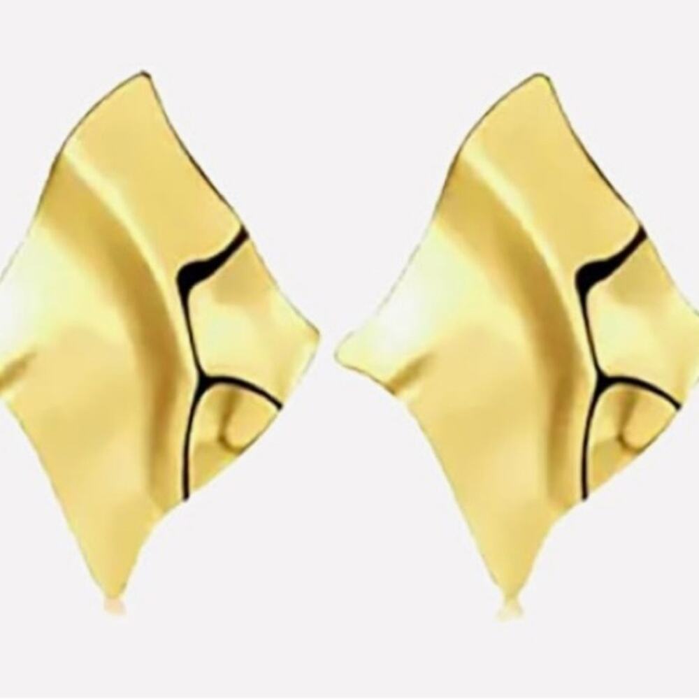 Wavey Gold Square Stud Earrings